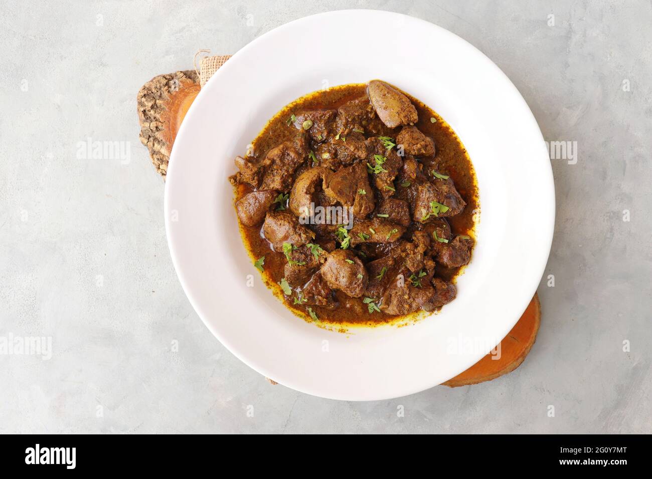 Poulet foie Masala ou Kaleji frite garni de coriandre. Le foie frite est un plat indien non végétarien très populaire. Fabriqué à partir du foie de poulet. Banque D'Images