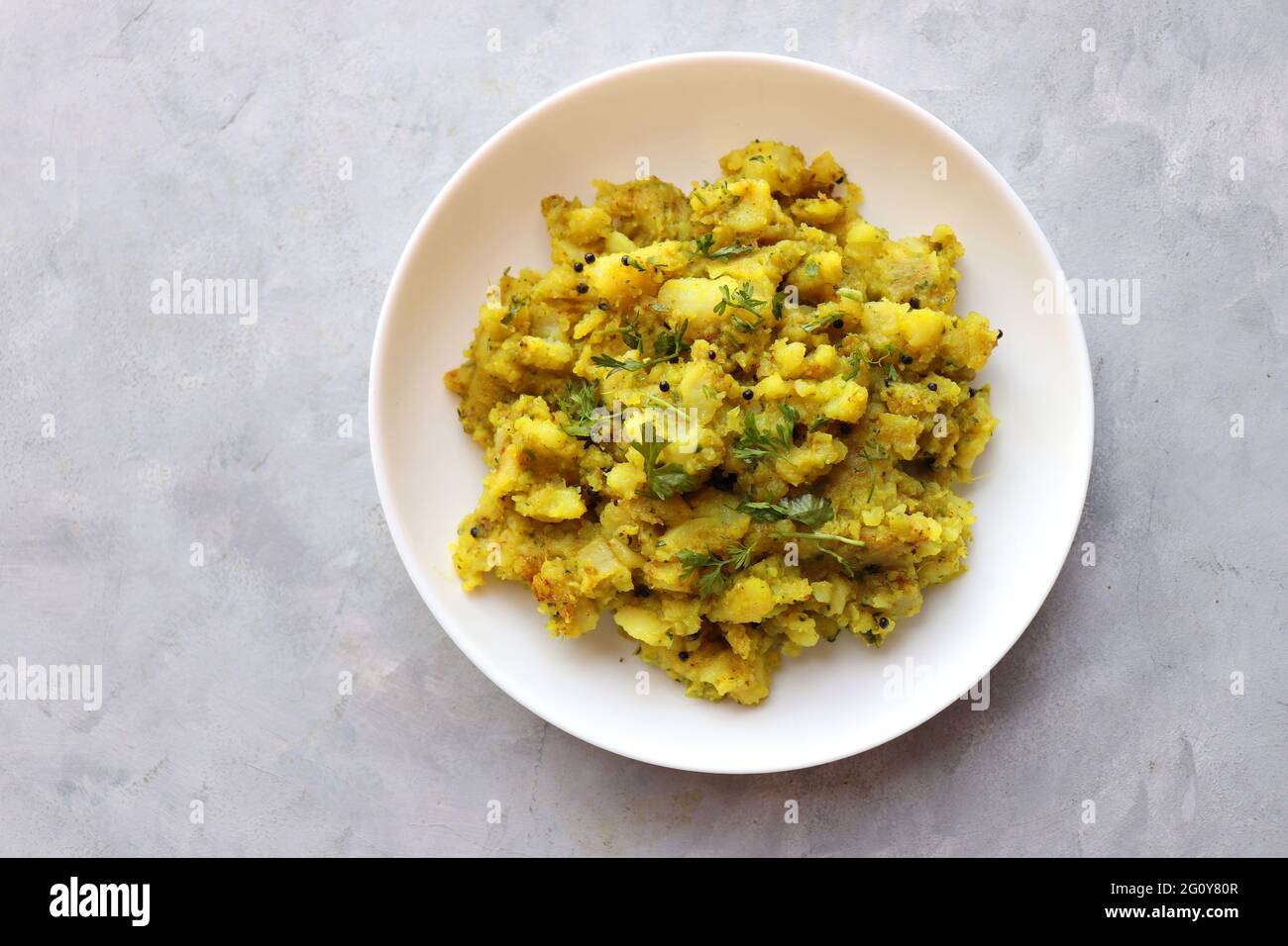 Curry ou sabzi de pommes de terre cuites à l'Inde. Alu ki sukhi sabzi. Également connu sous le nom de Batatyachi suki bhaji à Marathi. Idéal pour puri bhaji ou vada pav. Banque D'Images