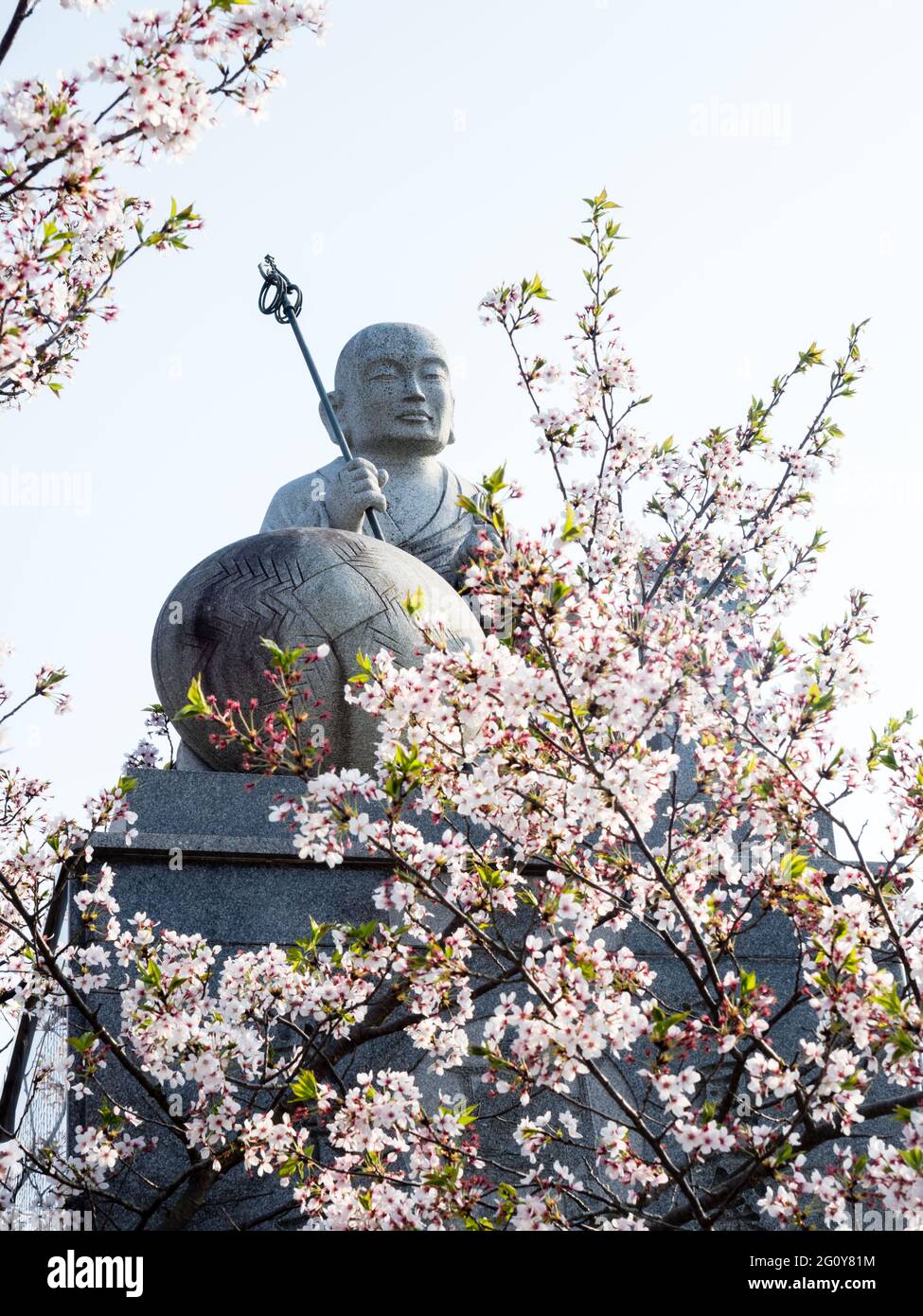 Statue de saint Kobo Daishi bouddhiste japonais avec cerisiers en fleurs Banque D'Images