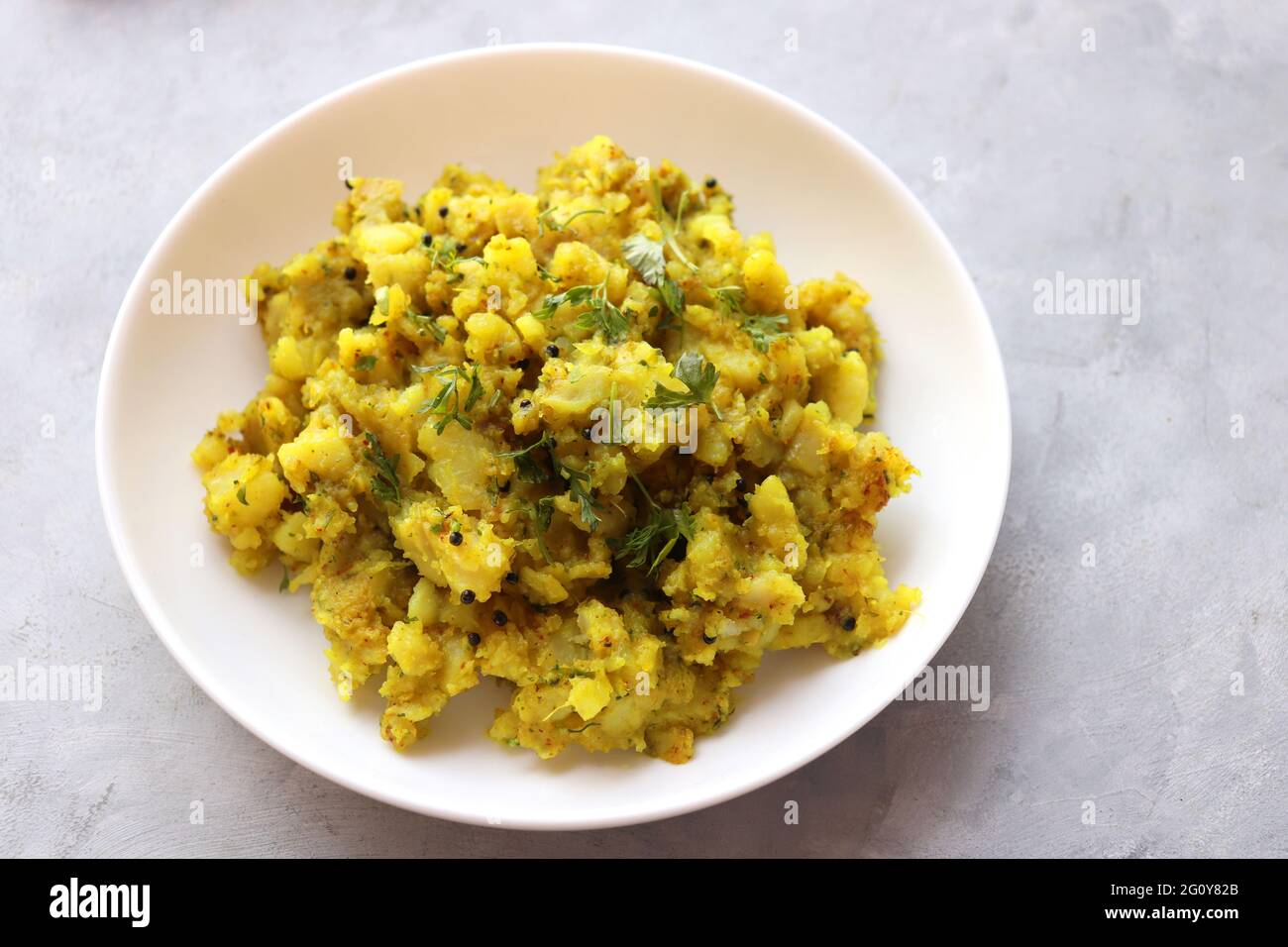 Curry ou sabzi de pommes de terre cuites à l'Inde. Alu ki sukhi sabzi. Également connu sous le nom de Batatyachi suki bhaji à Marathi. Idéal pour puri bhaji ou vada pav. Banque D'Images