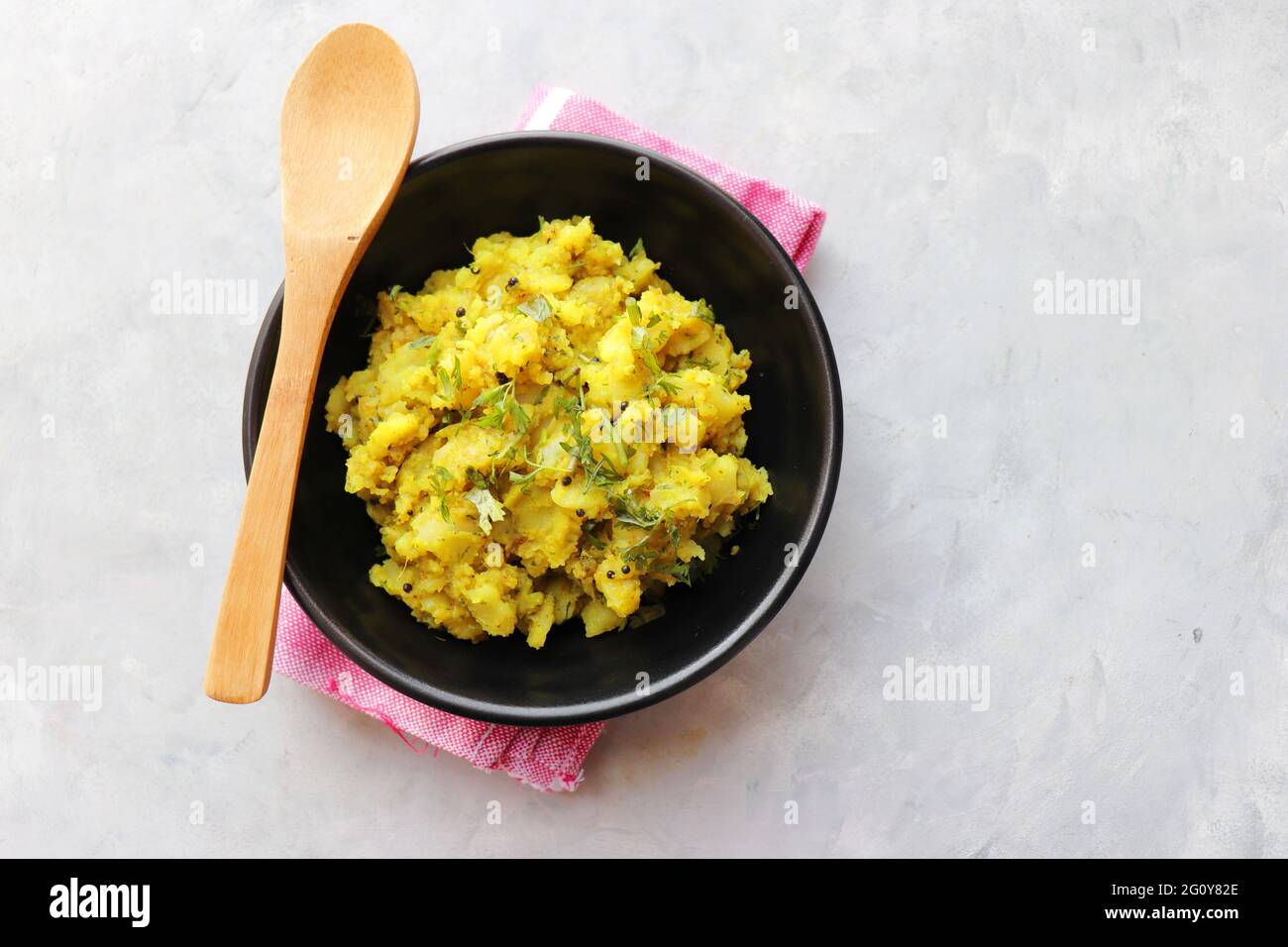 Curry ou sabzi de pommes de terre cuites à l'Inde. Alu ki sukhi sabzi. Également connu sous le nom de Batatyachi suki bhaji à Marathi. Idéal pour puri bhaji ou vada pav. Banque D'Images