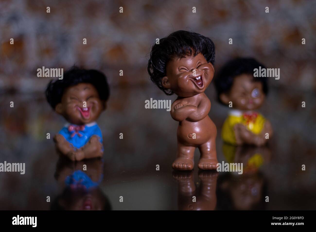 Gros plan visage de poupée souriante sur table, espoir, concept heureux,  bonne humeur, poupées en caoutchouc riant Photo Stock - Alamy