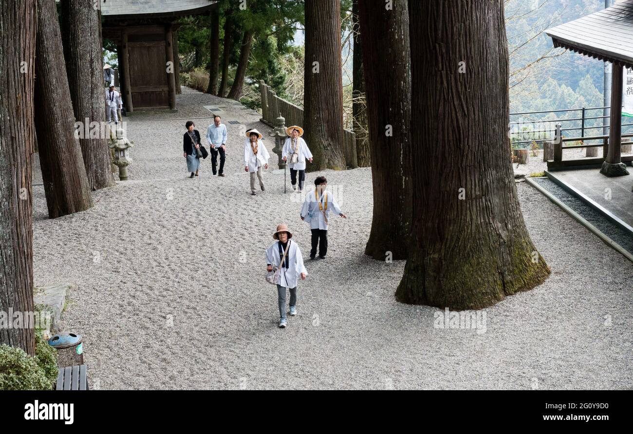 Tokushima, Japon - 3 avril 2018 : pèlerins bouddhistes entrant à Shosanji, temple numéro 12 du pèlerinage de Shikoku Banque D'Images