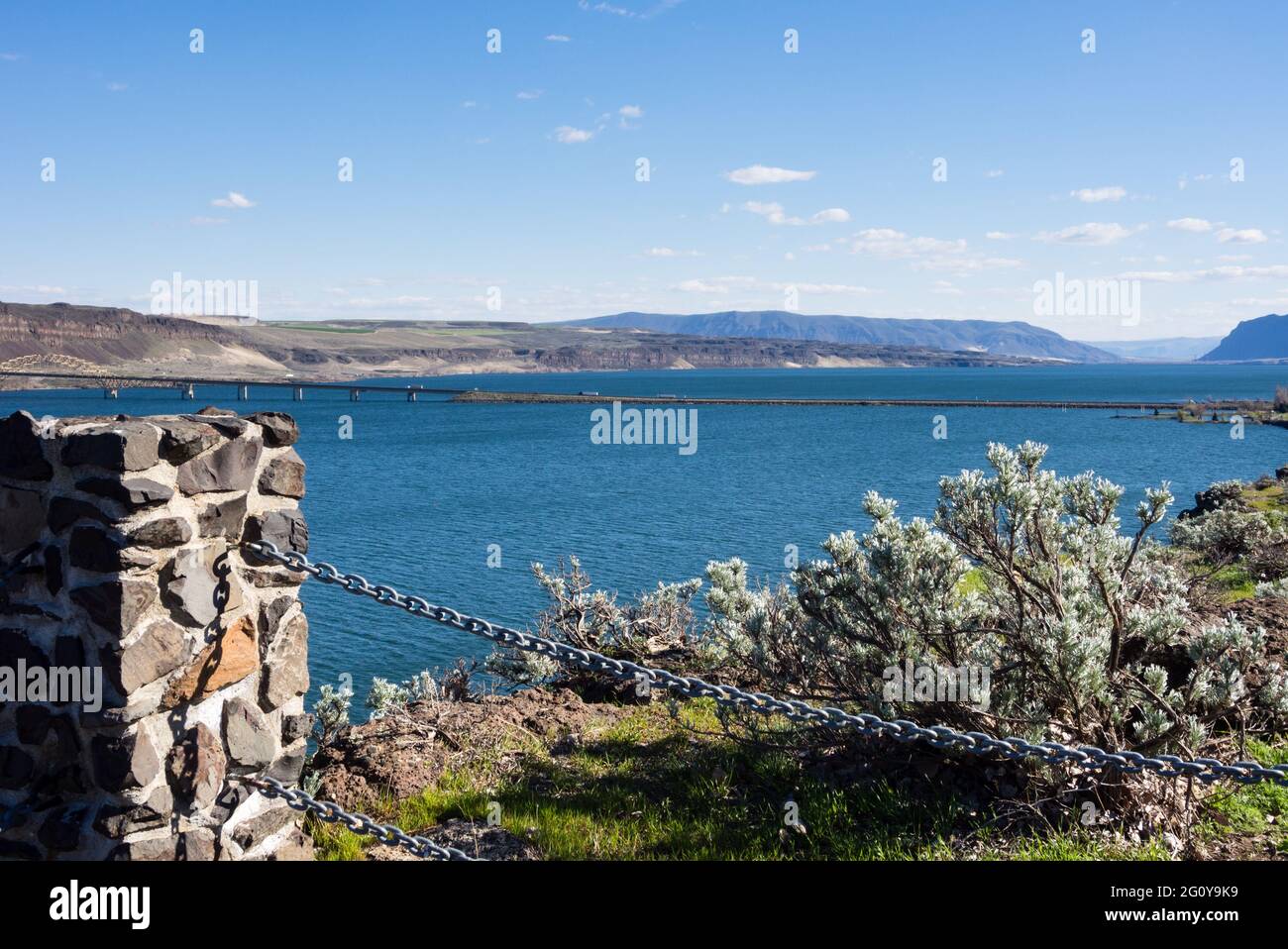 Vue sur la rivière Columbia et le pont Vantage I-90 depuis le parc national de la forêt pétrifiée de Ginkgo Banque D'Images