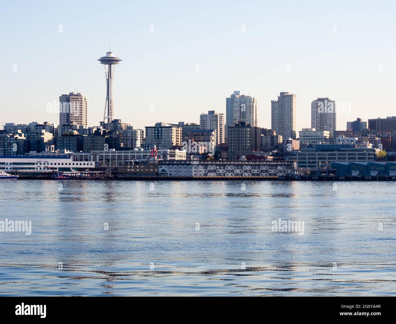 Seattle, WA, Etats-Unis - 1er avril 2016 : vue sur le front de mer de Seattle depuis la mer au coucher du soleil Banque D'Images