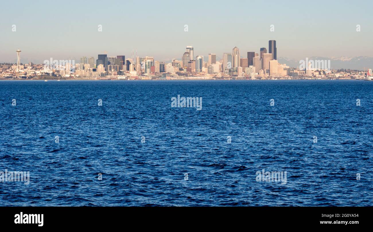Vue sur le front de mer de Seattle au coucher du soleil Banque D'Images