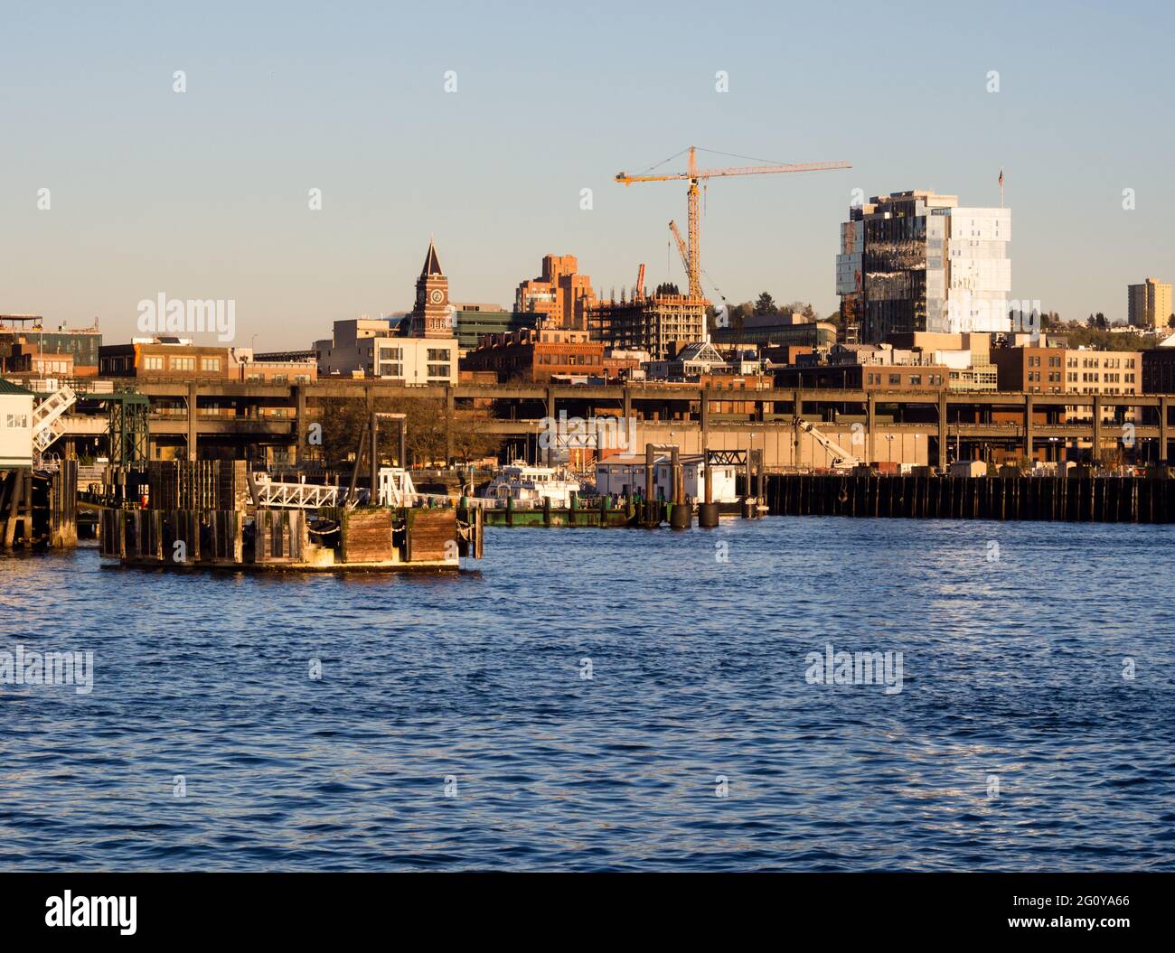 Seattle, WA, Etats-Unis - 1er avril 2016 : front de mer de Seattle avec quais et jetées au coucher du soleil Banque D'Images