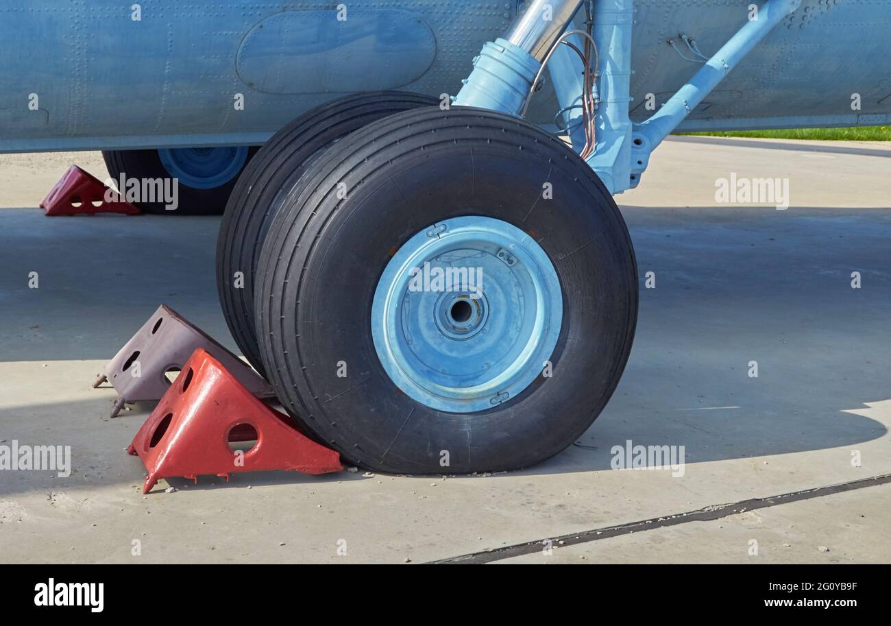 Train d'atterrissage d'hélicoptère avec patin de butée d'avion Banque D'Images
