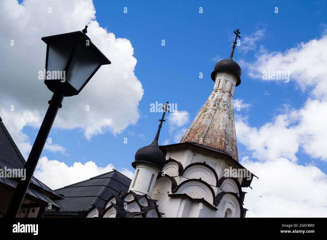 Dômes du monastère du Sauveur de Saint-Euthymius à Souzdal, Russie Banque D'Images