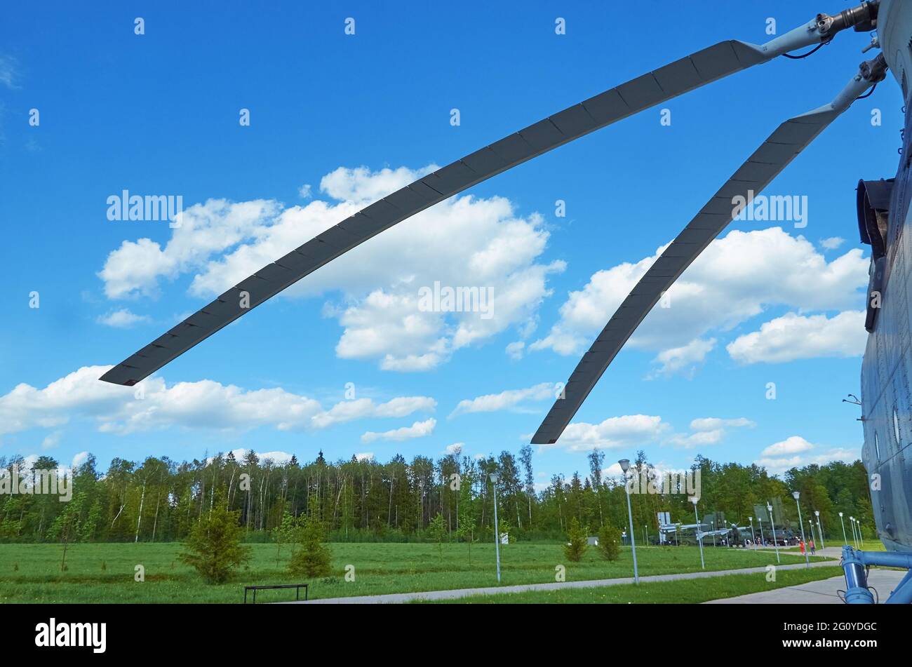 Pales du rotor principal de l'hélicoptère sur le fond du ciel Banque D'Images
