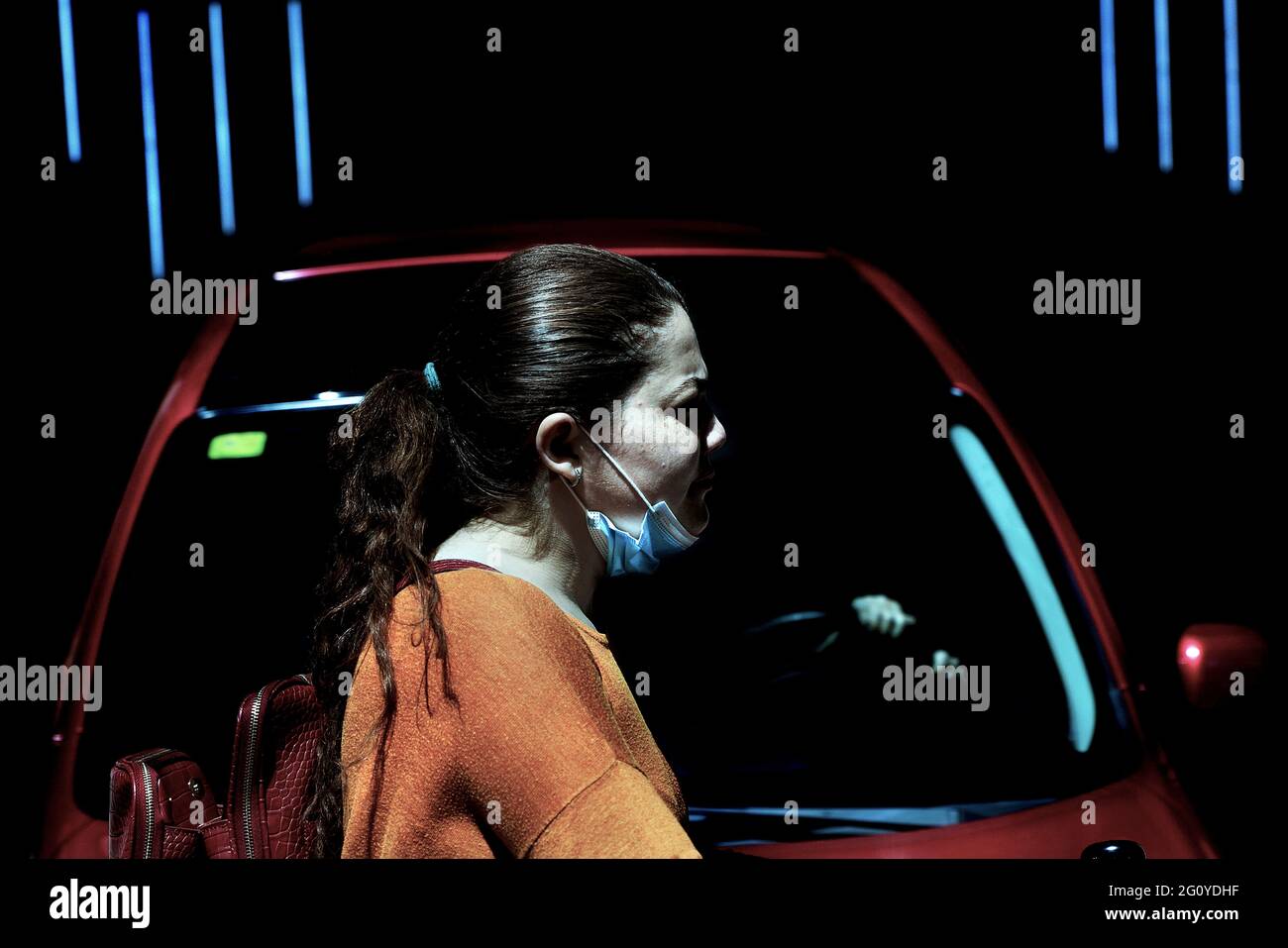 Femme à vélo dans la rue, Barcelone, Espagne. Banque D'Images