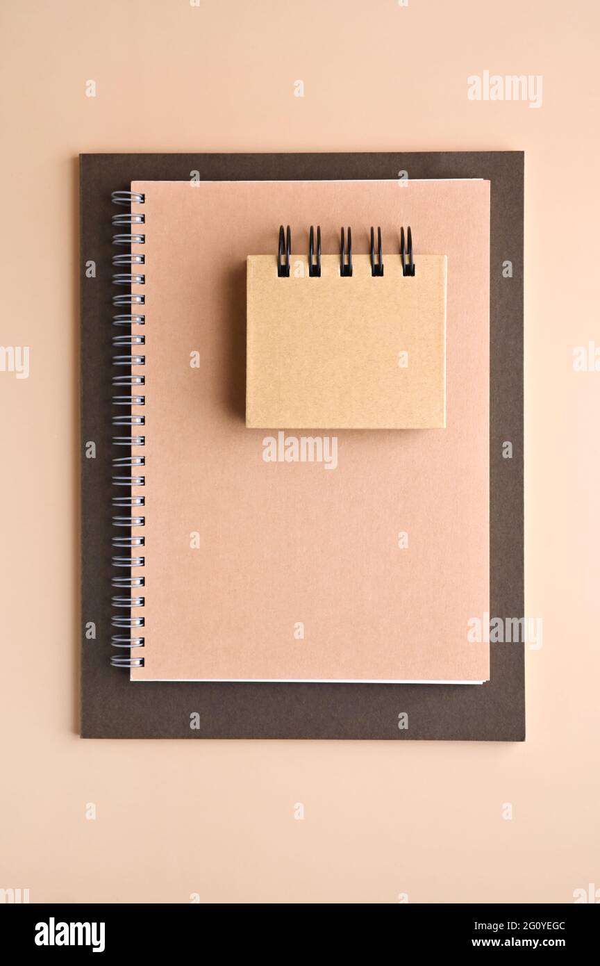 Papier à lettres recyclé. Ordinateurs portables et portables en matériaux écologiques, dans un style minimaliste. Photo de haute qualité. Copier l'espace Banque D'Images
