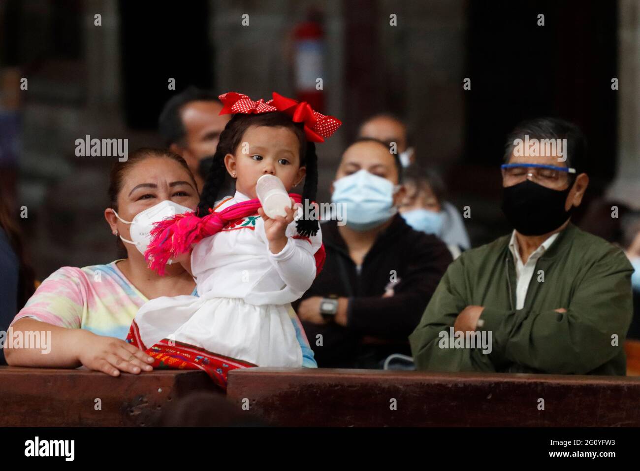 Non exclusif: MEXICO, MEXIQUE, JUIN 3: Un enfant déguisé en Jindigène accompagné de sa mère pendant la messe du jeudi de Corpus Christi à t Banque D'Images