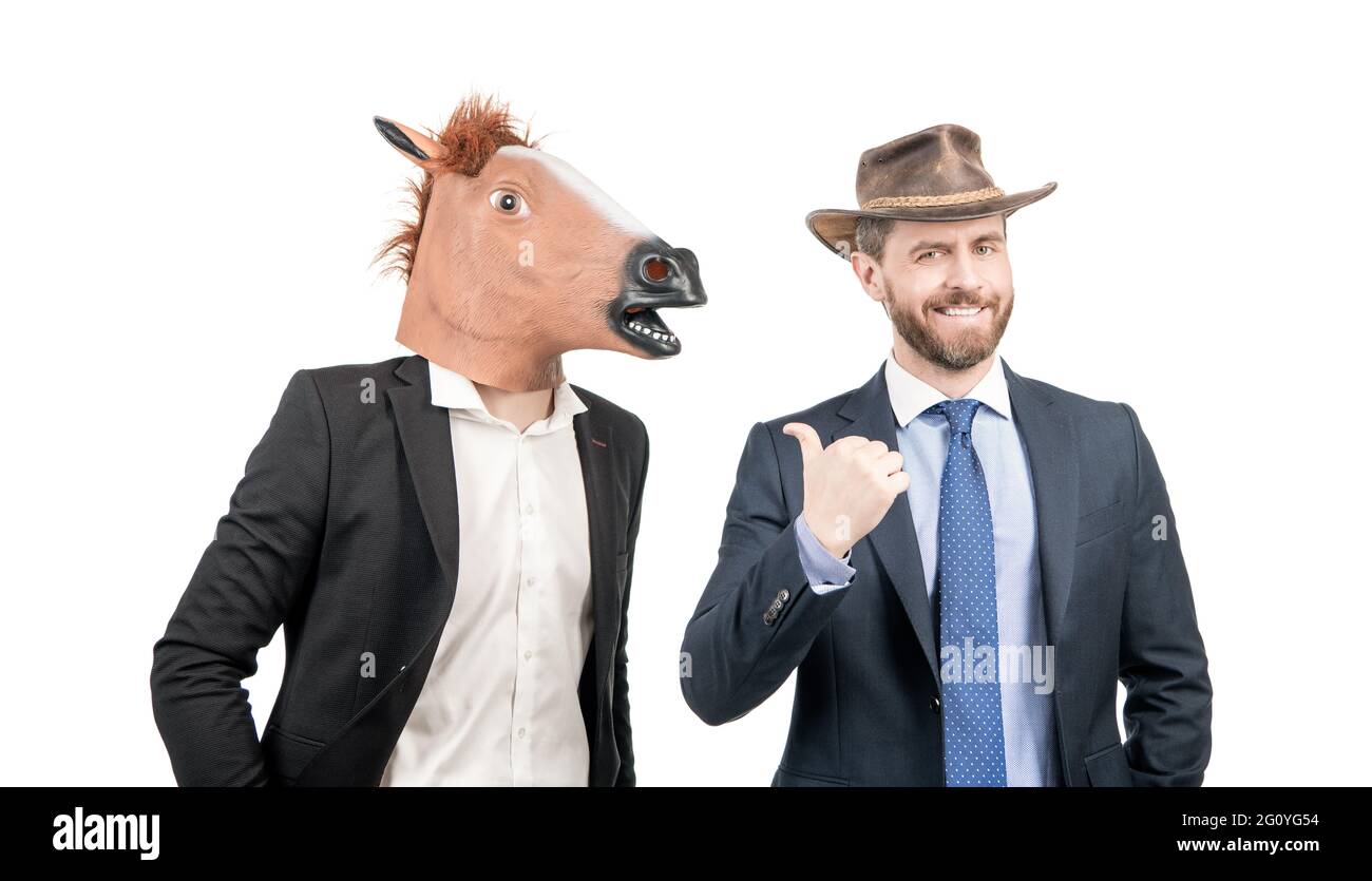 Bon cowboy homme pointe le doigt sur l'homme d'affaires portant la tête de cheval. Partie occidentale. Fête de cowboy Banque D'Images