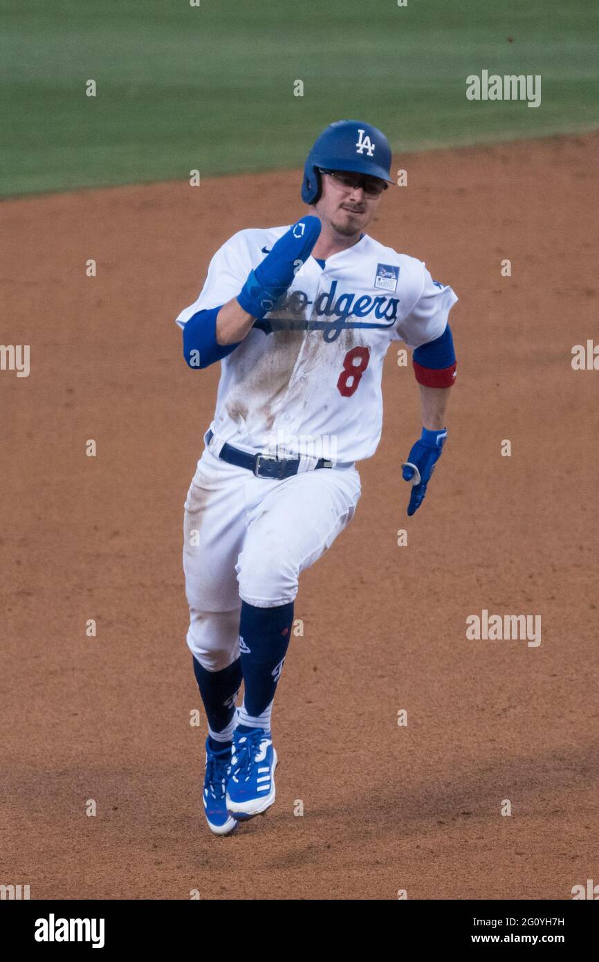 Le deuxième bassiste des Dodgers de Los Angeles, Zach McKinstry (8), pousse vers la troisième base lors d'un match de MLB contre les Cardinals de St. Louis, le mercredi 2 juin 2021 Banque D'Images