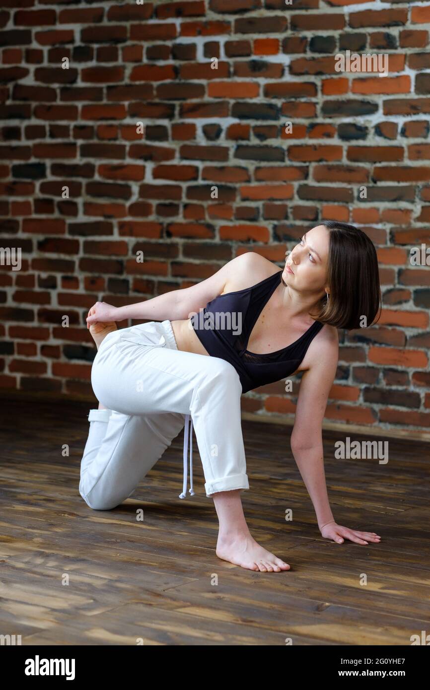 Athlète femme pratiquant le yoga. Banque D'Images