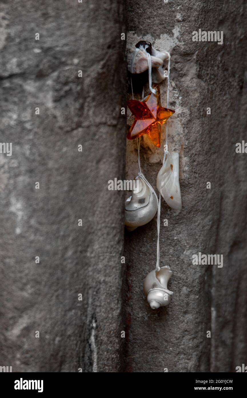 Coquillages et étoile de plaste accrochés aux portes de l'église Saint-Urcisse / Eglise Saint-Urcisse de Cahors, département du Lot, sud-ouest de la France Banque D'Images