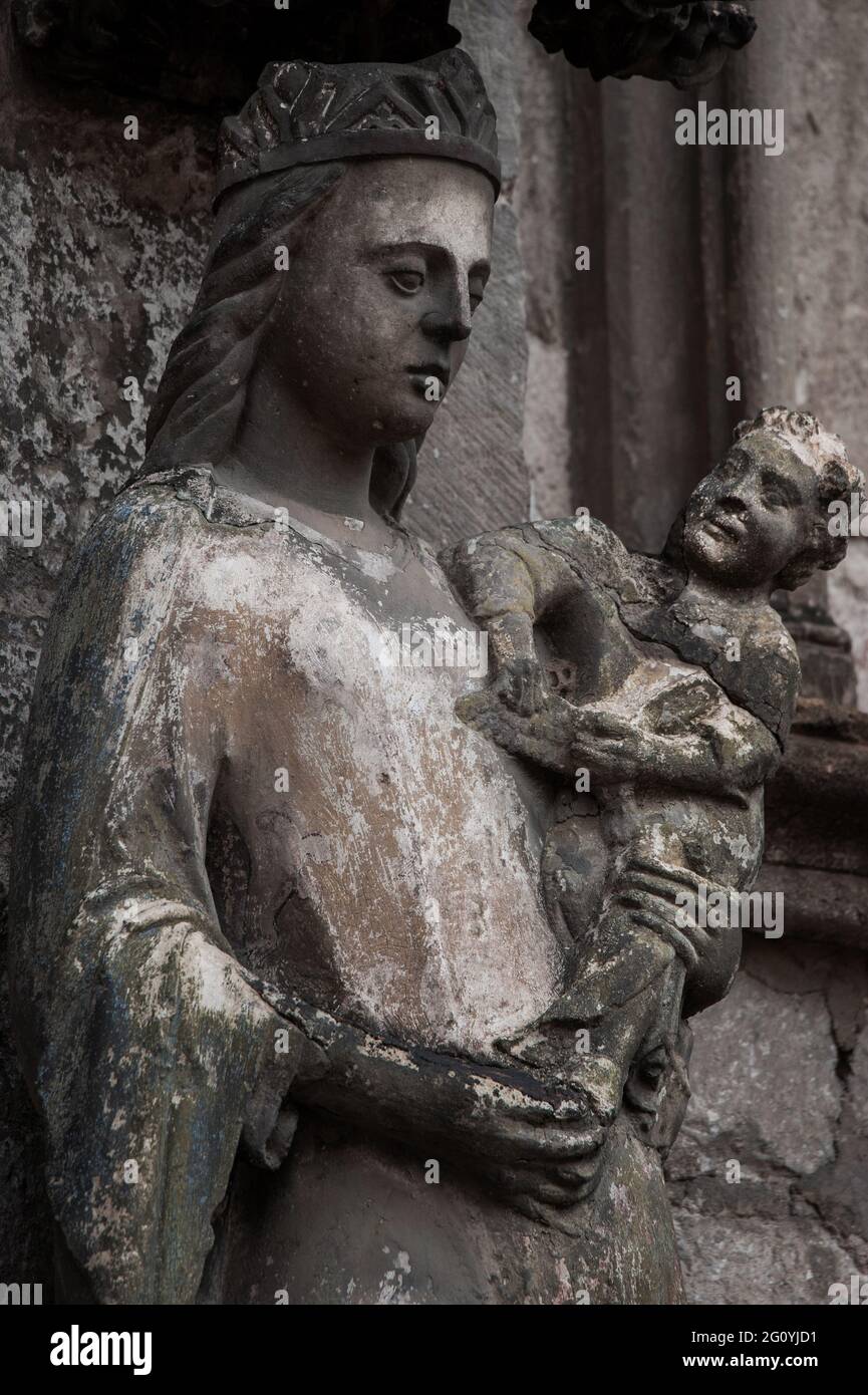 Madonna et l'enfant sur l'église Saint-Urcisse / Eglise Saint-Urcisse de Cahors, département du Lot, sud-ouest de la France Banque D'Images