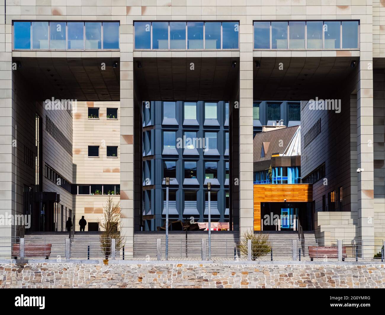 Architecture moderne de la ville, immeubles de bureaux et lieu de rassemblement, vue de face. Vue détaillée de l'architecture moderne de la ville avec des motifs intéressants et de la merde Banque D'Images