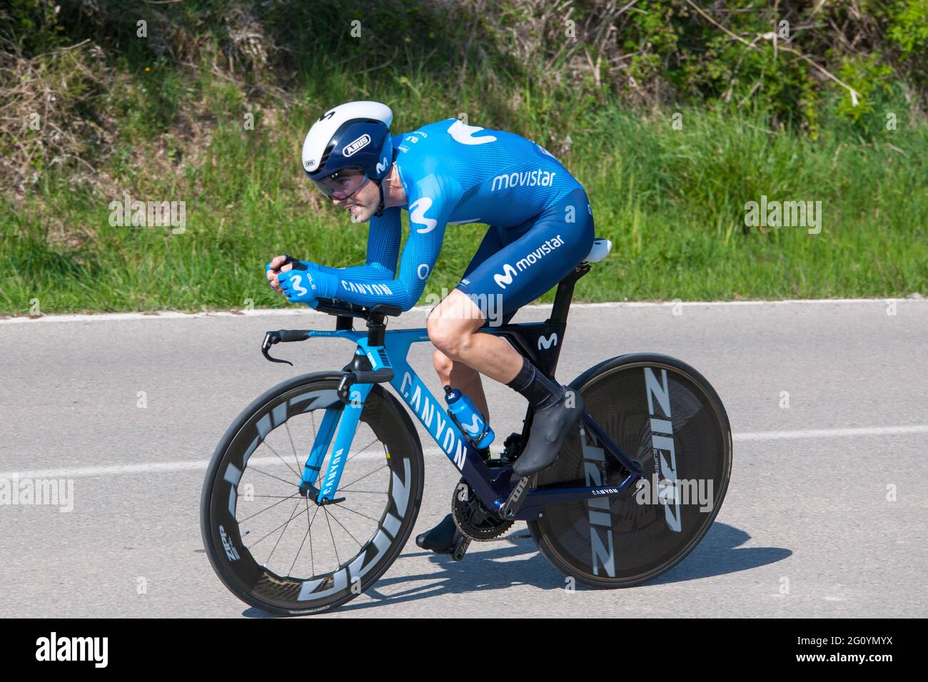 Barcelone, Espagne. 23 mars 2021. Antonio Pedrero (équipe de Movistar) vu en action pendant un procès à temps individuel.le Tour de Catalogne Cyclisme 2021 a eu lieu du 22 au 28 mars 2021. La deuxième étape, le 23 mars 2021, est un essai de 18.5 kilomètres dans la ville de Banyoles (Espagne). Le gagnant de cette étape est l'australien Rohan Dennis (Team Ineos Grenadiers). Le vainqueur de la dernière classification générale est le Britannique Adam Yates (Team Ineos Grenadier) (photo de Laurent Coust/SOPA Images/Sipa USA) Credit: SIPA USA/Alay Live News Banque D'Images