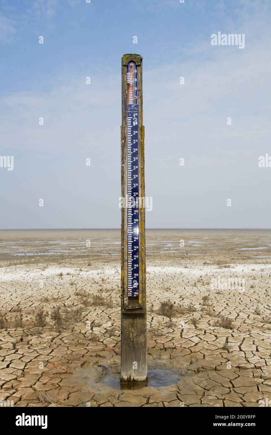 Règle indiquant la hauteur de l'eau au-dessus du niveau de la mer NAP aux pays-bas dans un estuaire à marée basse Banque D'Images