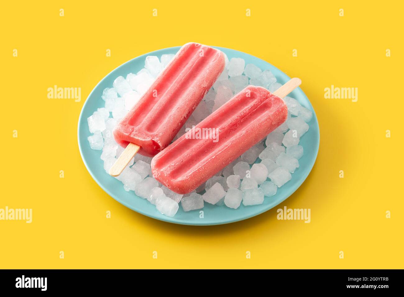 Des glaces aux fraises sur fond jaune Banque D'Images