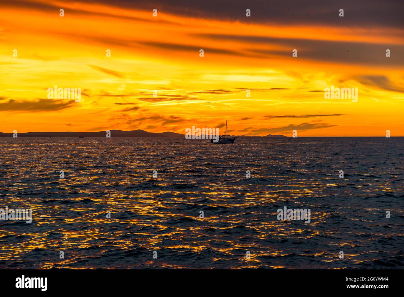 Arrière-plan avec paysage de coucher de soleil sur la mer, vue panoramique depuis la plage de Zadar, Dalmatie, Croatie Banque D'Images