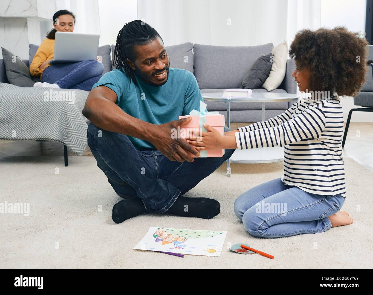 Fête des pères. Belle petite fille félicite son père et donne un cadeau pour papa à la fête des pères Banque D'Images