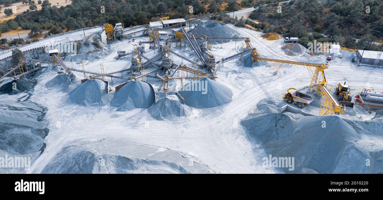 Panorama aérien de l'usine de concassage et de criblage de pierres avec des piles de gravier et de machines à Pyrga, Chypre Banque D'Images