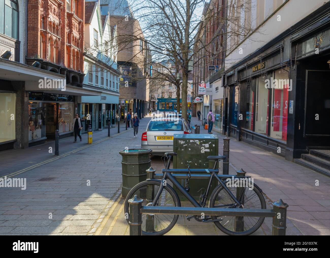 Une vue sur London Street Norwich avec des acheteurs et un vélo verrouillé à un porte-vélo Banque D'Images