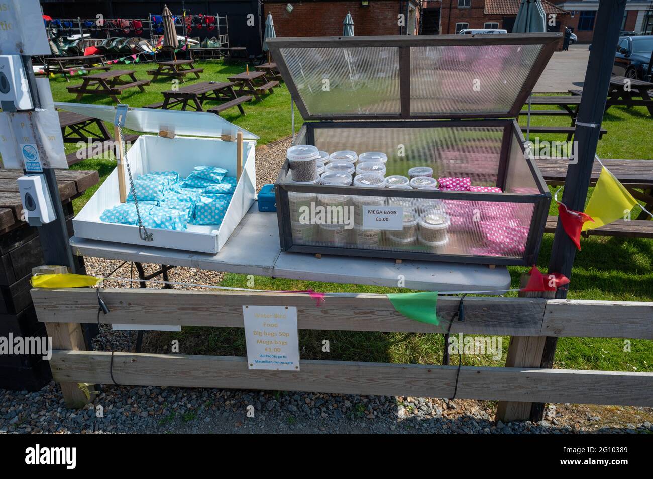 Sacs de nourriture pour oiseaux d'eau à vendre sur le côté de la rivière bure à wroxham dans une boîte en verre contenant Banque D'Images