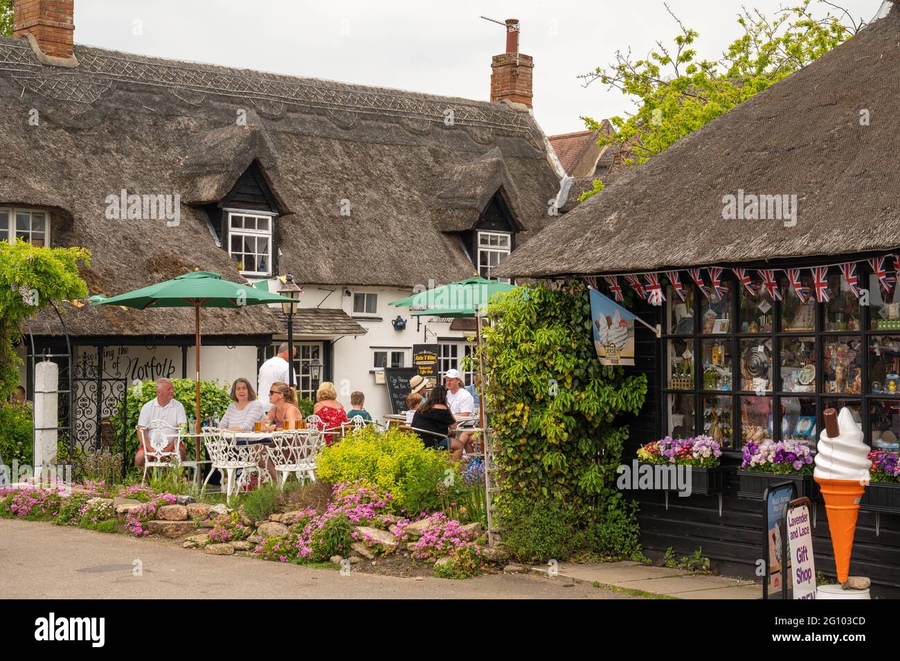 Staithe et Willow restaurant avec des gens assis dehors manger et boire Banque D'Images