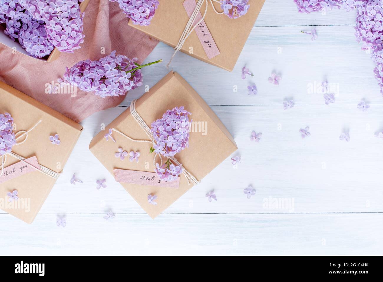 Boîte cadeau décorée de fleurs lilas. Emballage, zéro déchet, sans plastique, concept écologique. Photo de haute qualité Banque D'Images