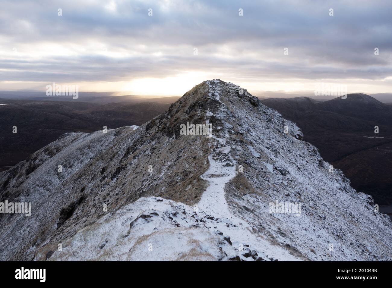 Lever du soleil sur le sommet de la montagne Errigal. Le mont Errigal est le point le plus élevé du comté de Donegal (751 m) Banque D'Images