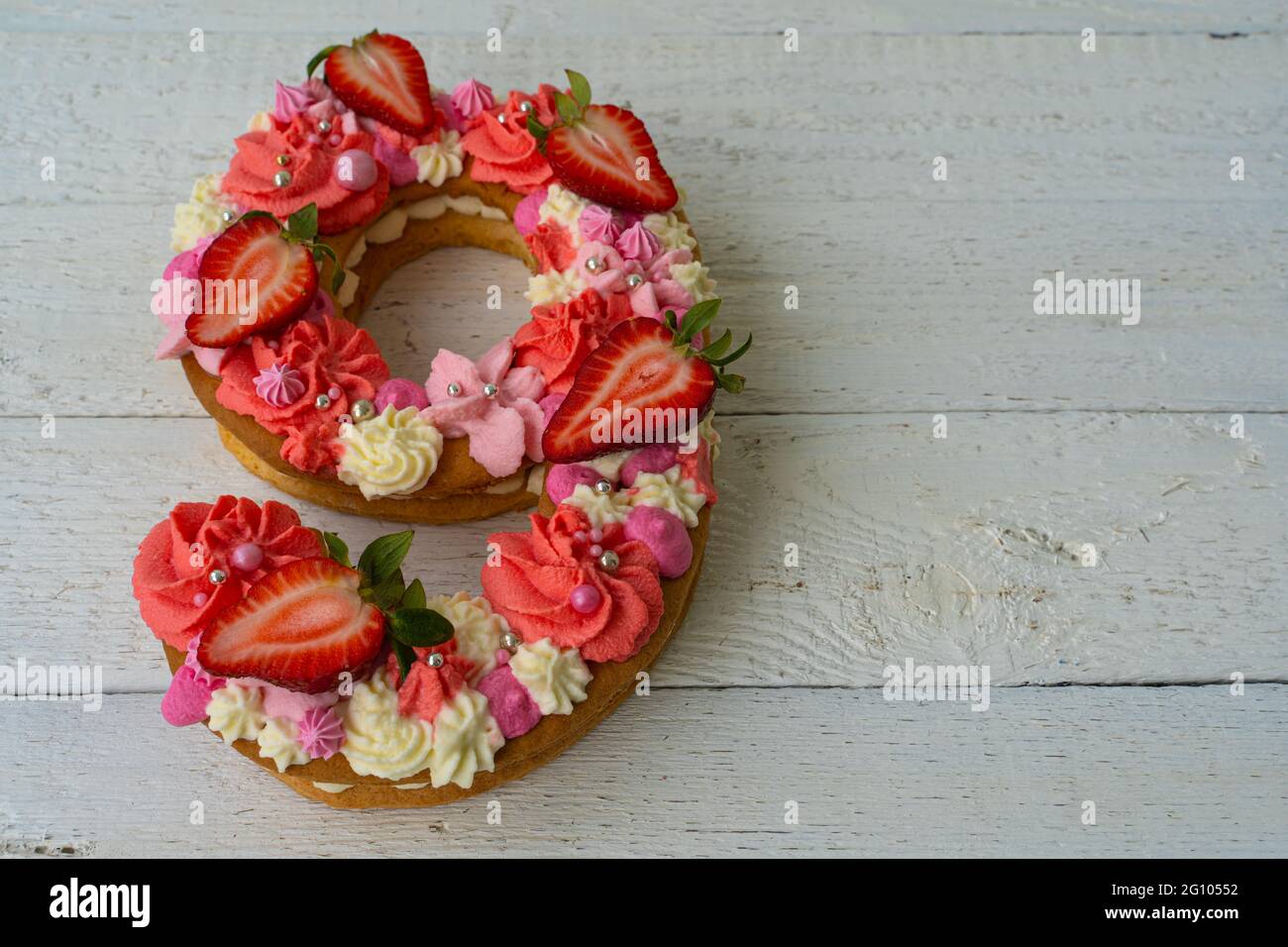 Gateau D Anniversaire Fraises Au Design Moderne Inhabituel Heure De Printemps Carte Postale Felicitations C Est Brillant Et Creatif Beau Gateau Dans La Forme Photo Stock Alamy