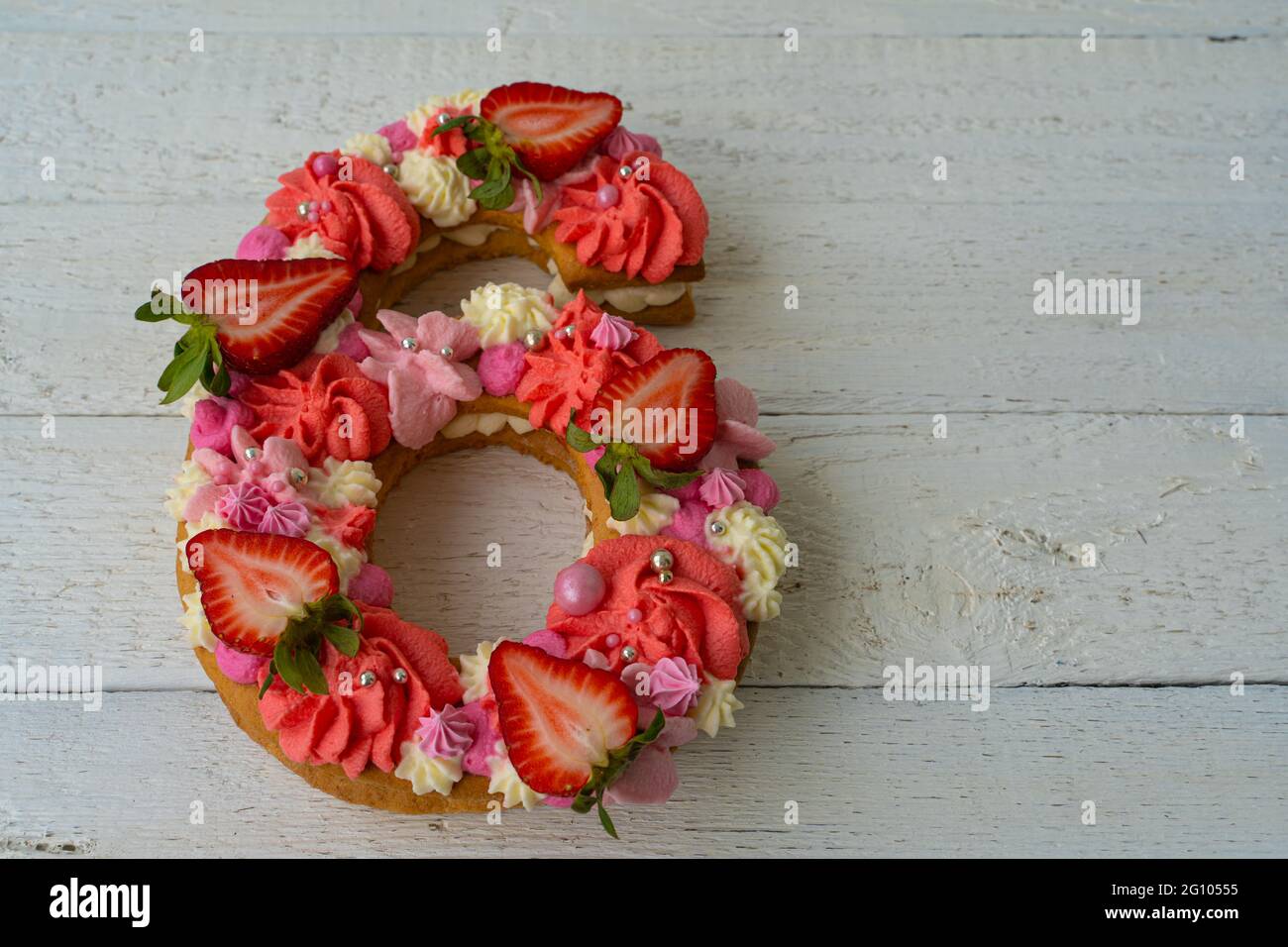 Gateau D Anniversaire Fraises Au Design Moderne Inhabituel Heure De Printemps Carte Postale Felicitations C Est Brillant Et Creatif Beau Gateau Dans La Forme Photo Stock Alamy Gateau D Anniversaire Fraises Au Design Moderne Inhabituel Heure De Printemps Carte Postale Felicitations C Est Brillant Et Creatif Beau Gateau Dans La Forme Photo Stock Alamy