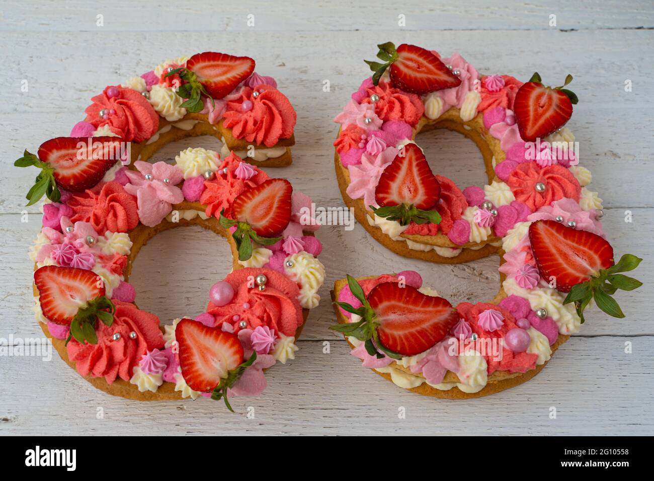Gateau D Anniversaire Fraises Au Design Moderne Inhabituel Heure De Printemps Carte Postale Felicitations C Est Brillant Et Creatif Beau Gateau Dans La Forme Photo Stock Alamy