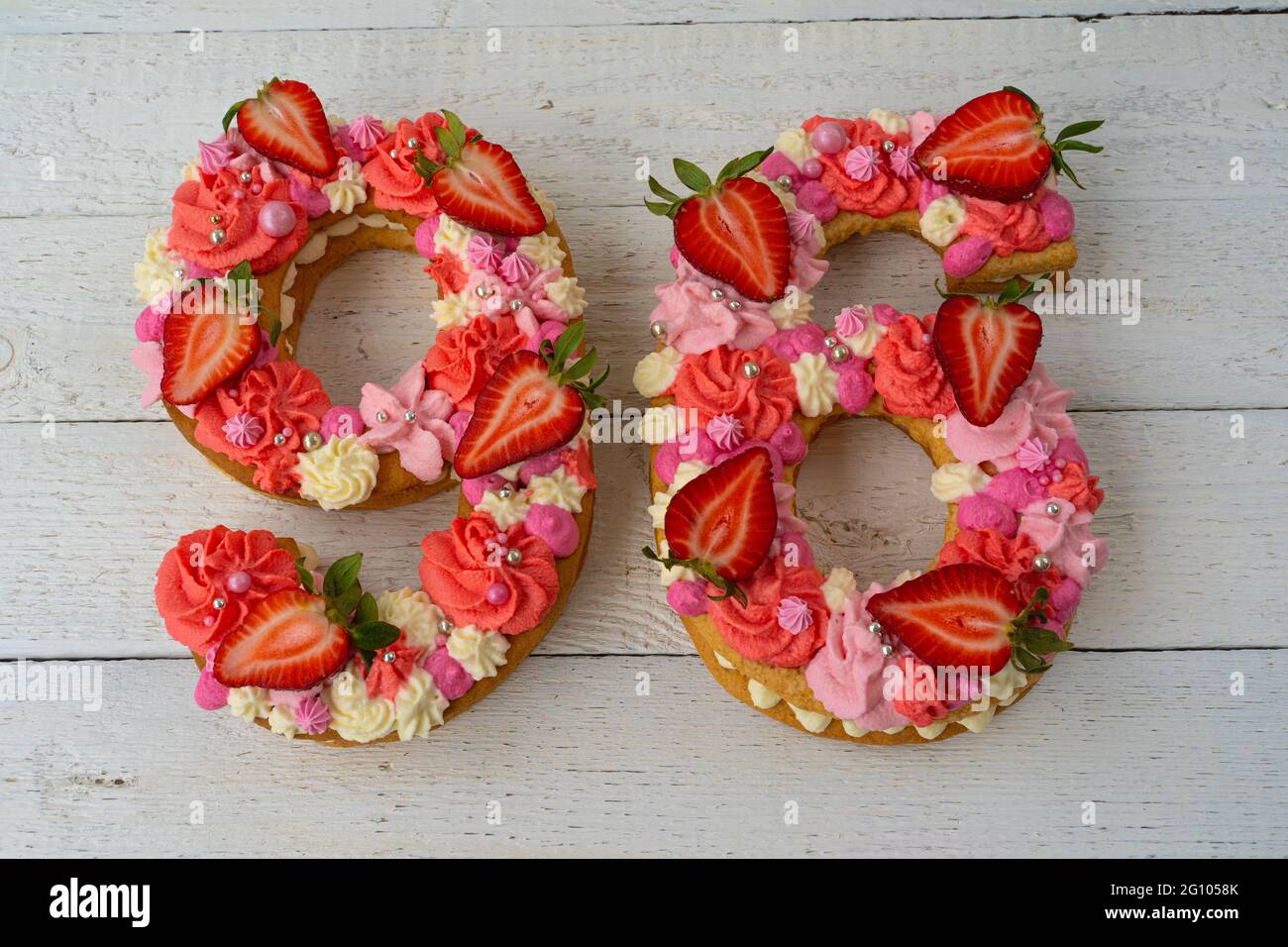 Gâteau d'anniversaire. Fraises au design moderne inhabituel. Heure de printemps. Carte postale. Félicitations, c'est brillant et créatif. Beau gâteau dans la forme Banque D'Images