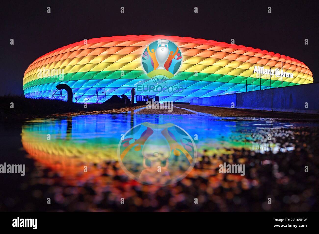 UEFA EURO 2020 à Munich avec des spectateurs ! Archiver photo :. PHOTOMONTAGE: Muenchen restera-t-il l'hôte de l'EM? L'Union européenne de football a accru la pression sur le site EM allemand de Munich et a fixé un délai pour une garantie de spectateur. Aujourd'hui 23.04. L'UEFA veut décider si Munich restera le lieu de trois matchs préliminaires et d'une photo d'archive en quart de finale : l'Allianz Arena brille dans les couleurs de l'arc-en-ciel comme un signe de tolérance et contre la discrimination. Vue d'ensemble, vue extérieure. Football 1. Bundesliga saison 2020/2021, 19.matchday, matchda19, FC Bayern Munich-TSG 1 Banque D'Images