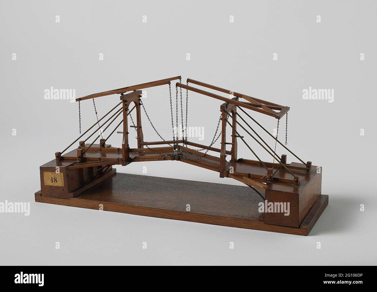 Modèle d'un Drawbridge. Modèle d'un pont-plan sur une base. Le pont se compose de deux moitiés identiques, chacune avec le contrepoids sur un bras double au-dessus du pont. Banque D'Images