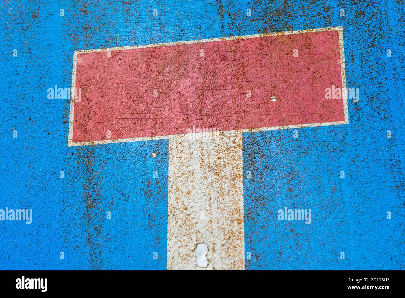 Old and shabby UK pays No Through Road / Dead End Road panneau avec une peinture rouille et crasée textureboudée par le temps. Banque D'Images