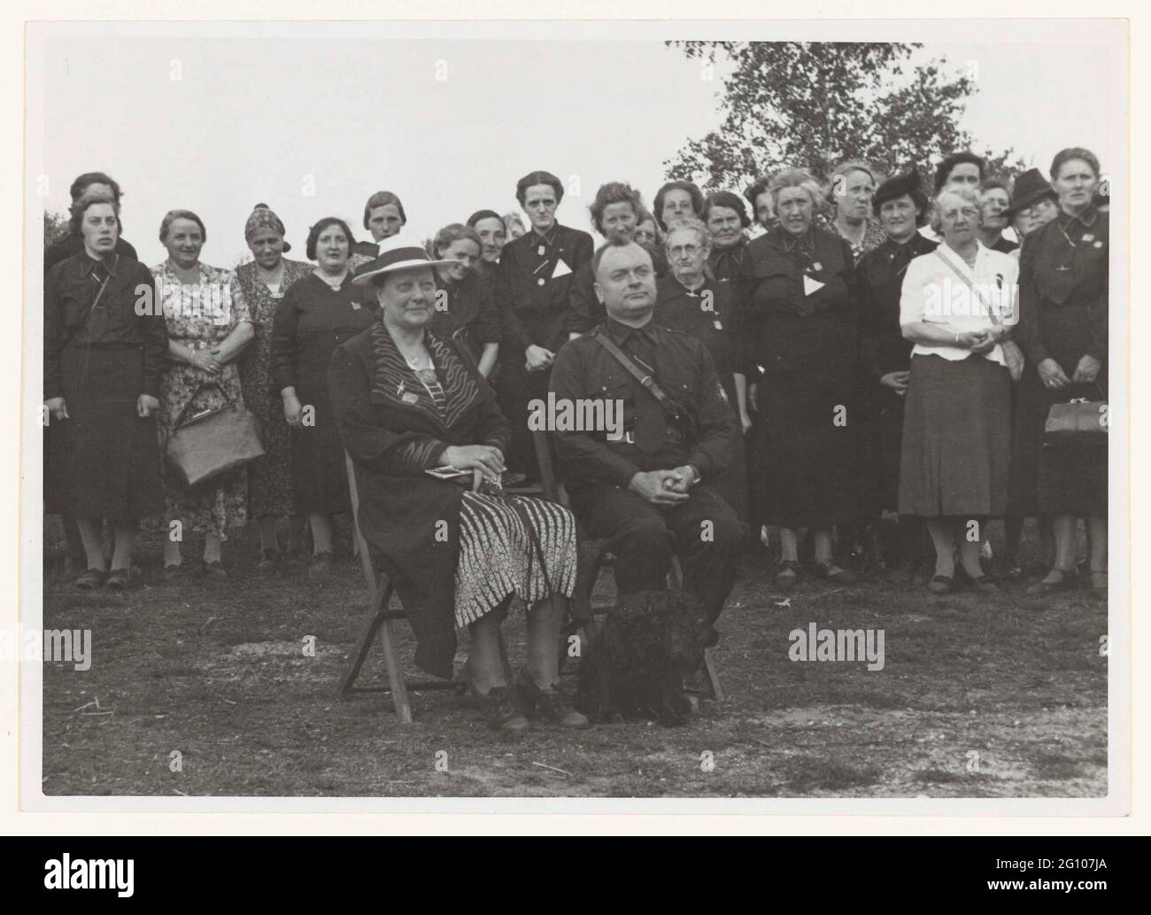 Anton Mussert et sa femme; NSB. Mussert et sa femme lors d'une conférence de vieillesse à Lunteren le 22 juin 1940. Les femmes écoutent derrière elles. En 1917, Mussert épousa sa tante, la sœur de sa mère, Maria Belam, âgée de 18 ans. Banque D'Images