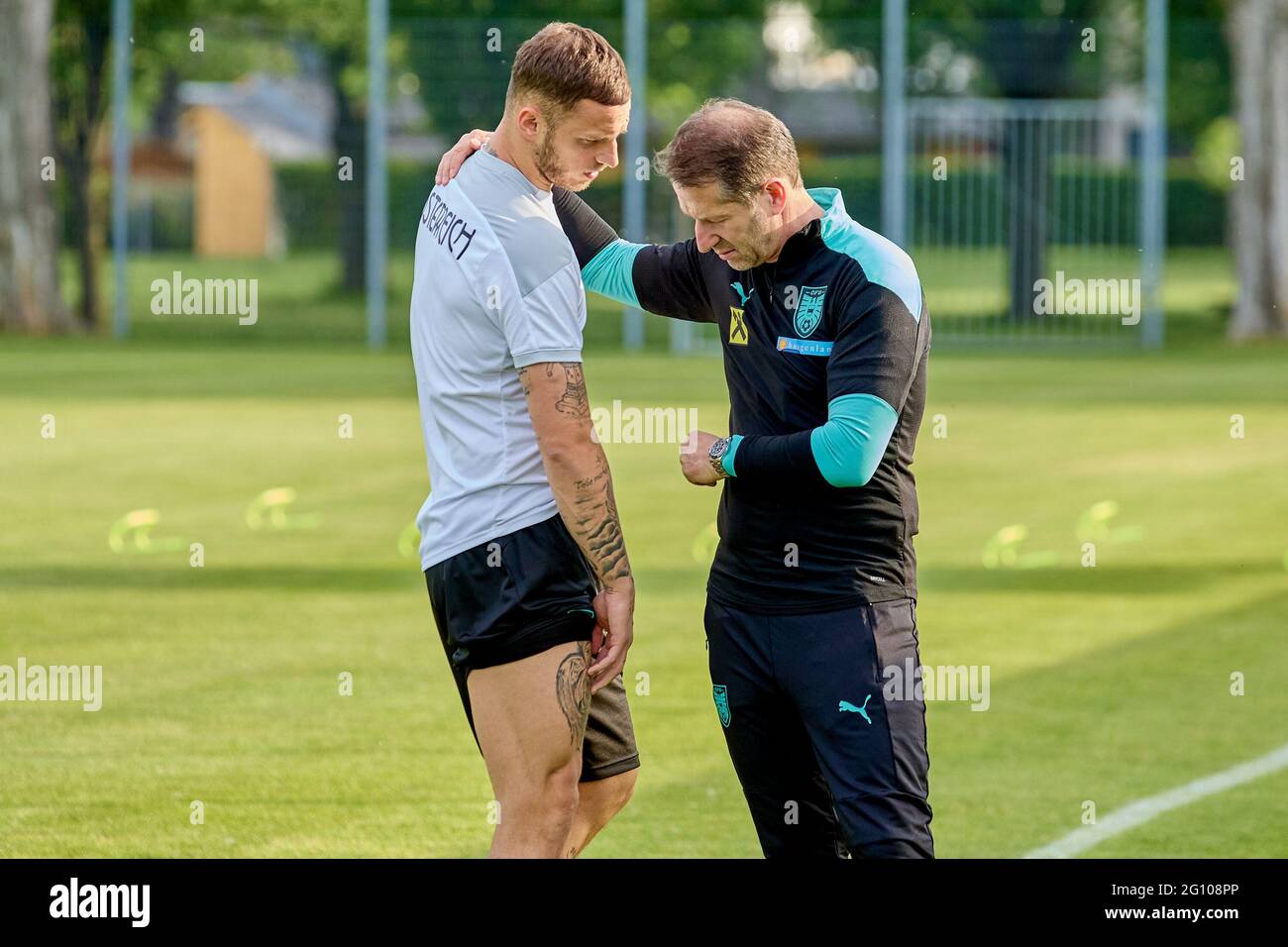 Vienne, Autriche. 3 juin 2021. Marko Arnautovic (L) d'Autriche s'entretient avec l'entraîneur d'équipe Franco Foda lors d'une session de formation à Vienne (Autriche), le 3 juin 2021. Le joueur national de football autrichien Marko Arnautovic, sous contrat avec le Shanghai Port FC dans la Super League (CSL) de l'Association chinoise de football, a commencé la préparation de l'UEFA EURO 2020 qui commencera le 11 juin. Credit: Georges Schneider/Xinhua/Alay Live News Banque D'Images