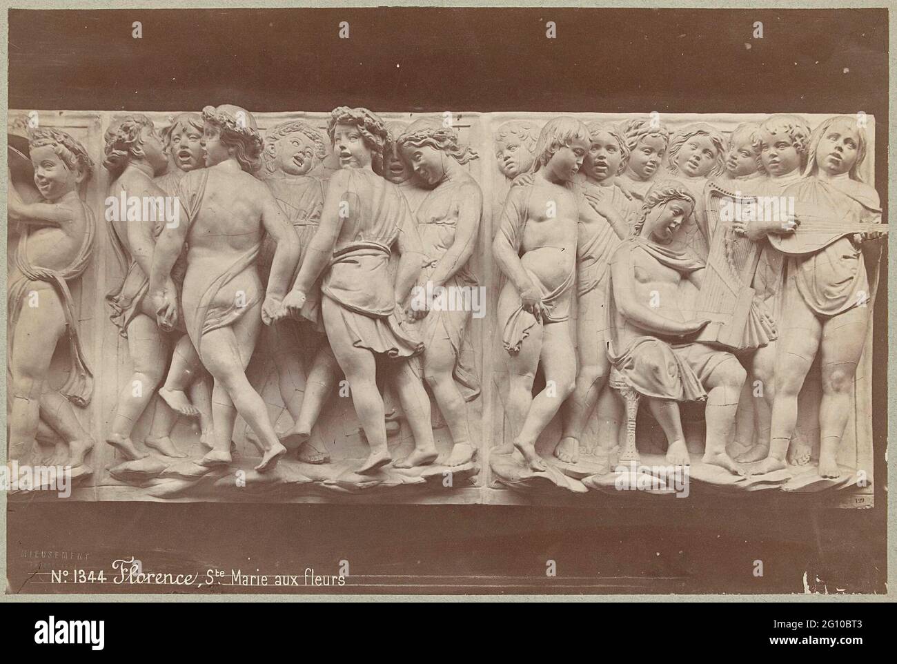 Haut soulagement du chœur de Florence Dom, avec jeunes chanteurs et danseurs, par Luca della Robbia; Florence, Ste Marie aux fleurs. Banque D'Images