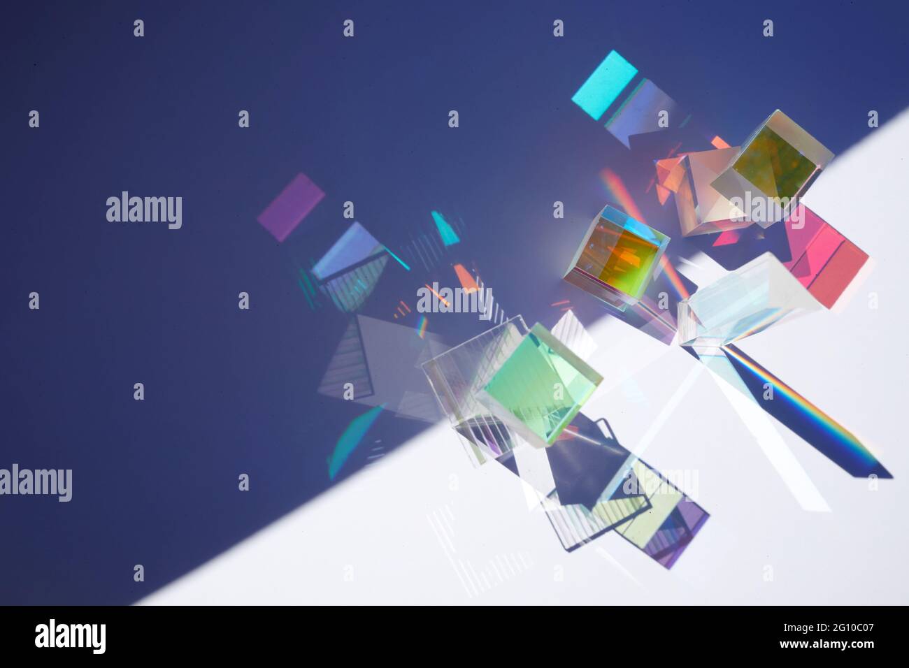 Arrière-plan abstrait avec des figures géométriques en verre prismes avec diffraction de la lumière des couleurs du spectre et réflexion complexe. Banque D'Images