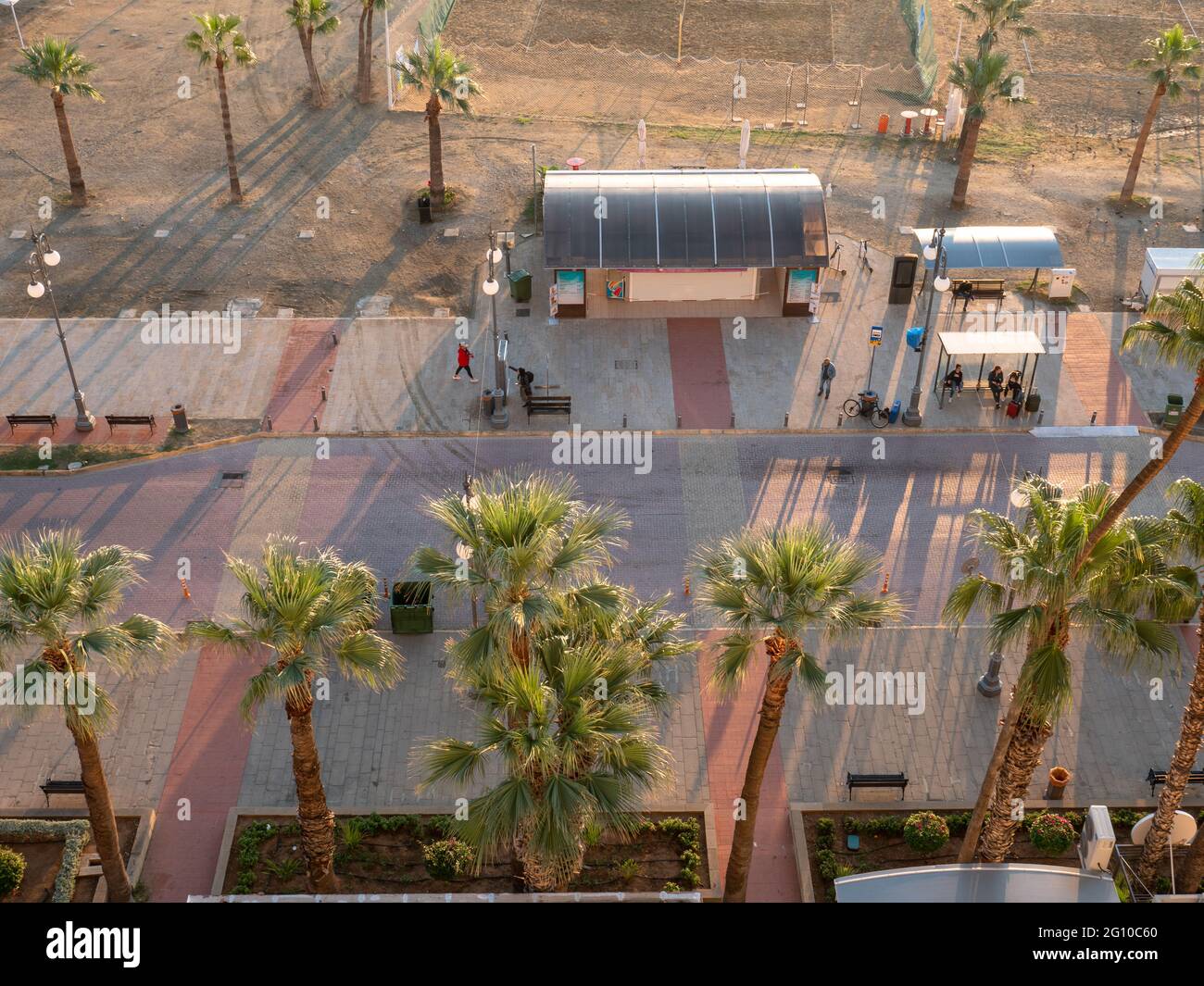 Vue aérienne sur l'arrêt de bus central à la promenade des palmiers de Finikoudes et terrain de volley à la plage près de la mer Méditerranée à Larnaca Banque D'Images