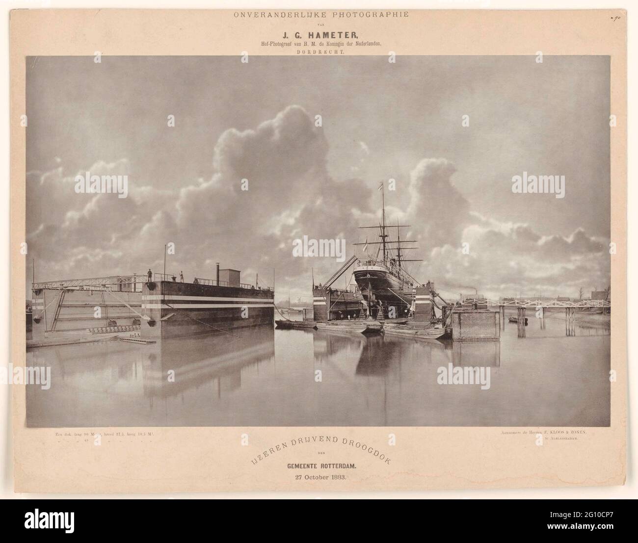 Quai flottant à Dokhaven à Rotterdam. En 1883, un nouveau projet a été ajouté aux plans ambitieux du port de Rotterdam : l'achèvement de deux quais secs. Les structures seraient de 30 mètres de haut, 90 et 45 mètres de long et flotteraient sur l'eau. Cela faciliterait l'inspection et la réparation des gros navires dans le port mondial en pleine croissance. Hameter a photographié les installations sous un grand angle panoramique.plus tard, il a ajouté un ciel typiquement hollandais rempli de nuages. Banque D'Images