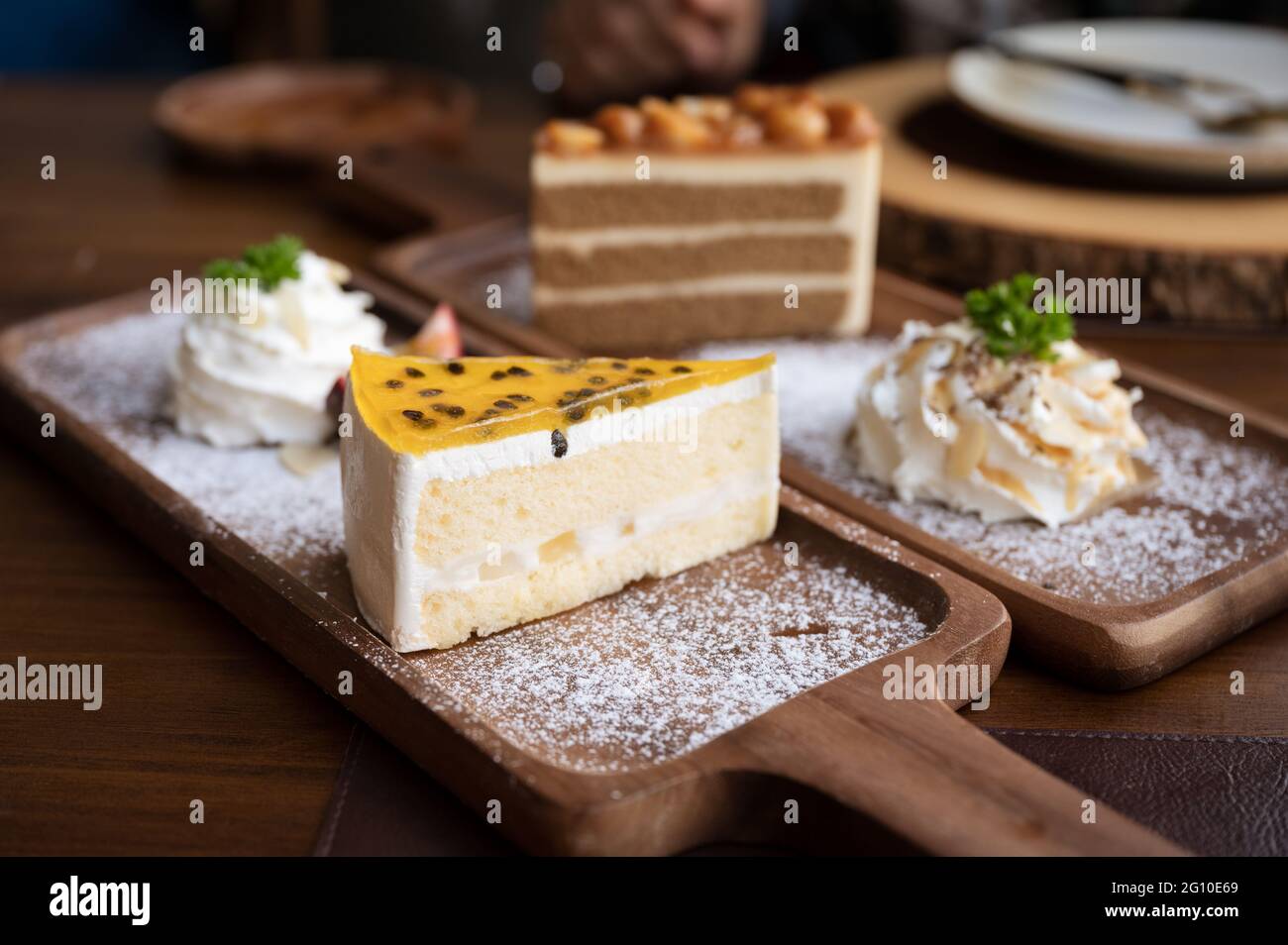 Gateau Aux Fruits De La Passion Avec Couche De Vanille Creme Fouettee Et Glacage Sur Plateau En Bois Dans Le Cafe Photo Stock Alamy