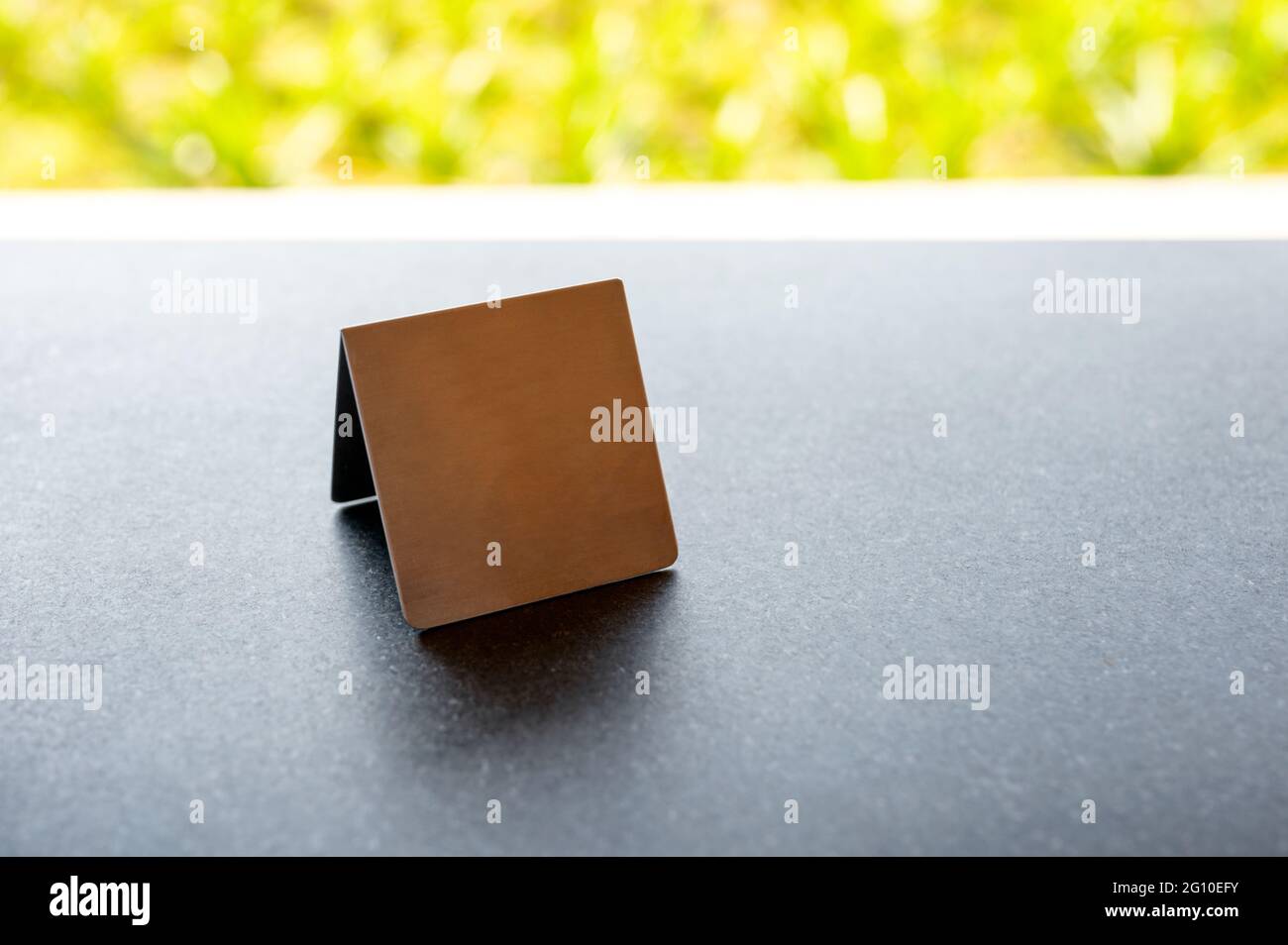 Maquette de cadre de menu en acier inoxydable, support de tente de table vide sur la table du restaurant Banque D'Images Maquette de cadre de menu en acier inoxydable, support de tente de table vide sur la table du restaurant Banque D'Images