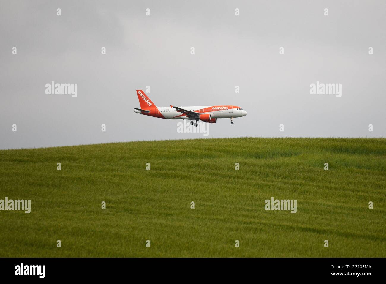 Approche finale easyJet dans l'aéroport de Glasgow Banque D'Images